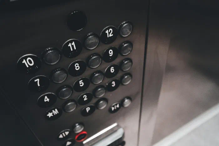 エレベーターの中の数秒