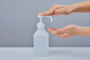 除菌ジェルをテーブルに置ける国