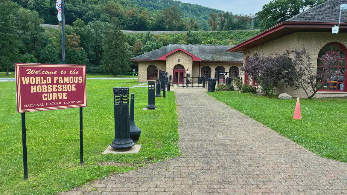 ホースシューカーブ展望公園の入口