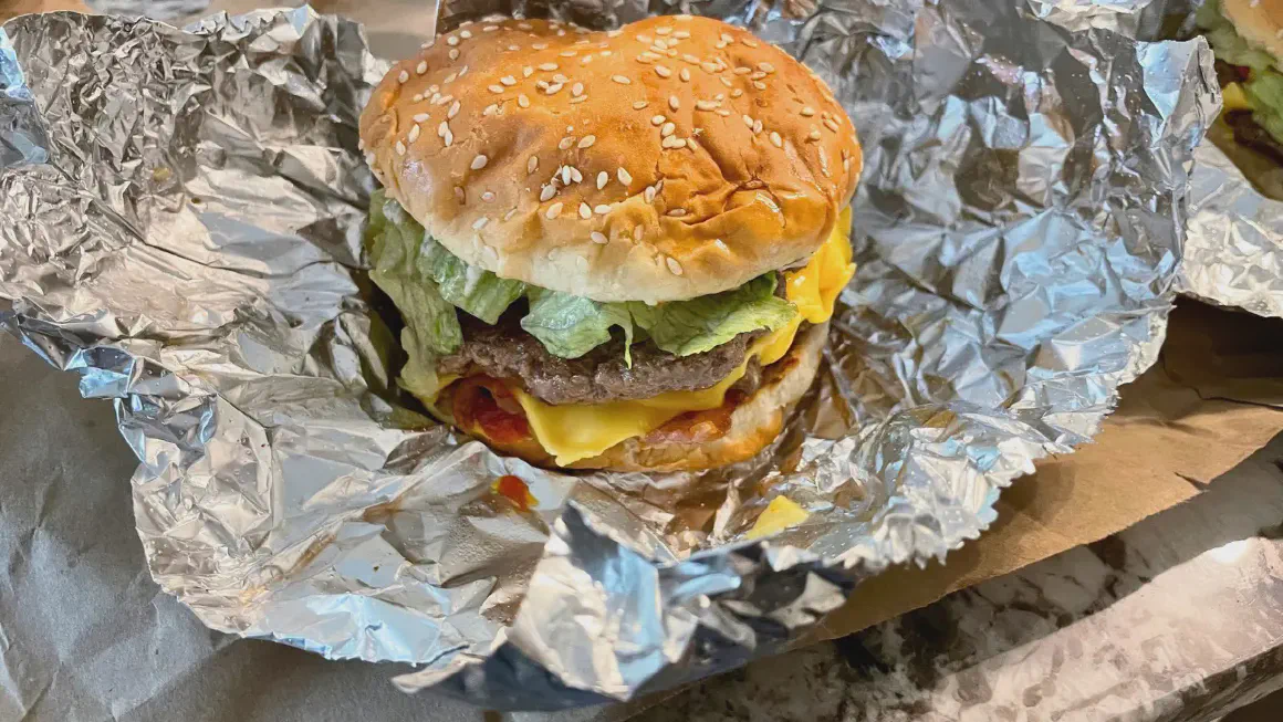 ボリューム満点のバーガー