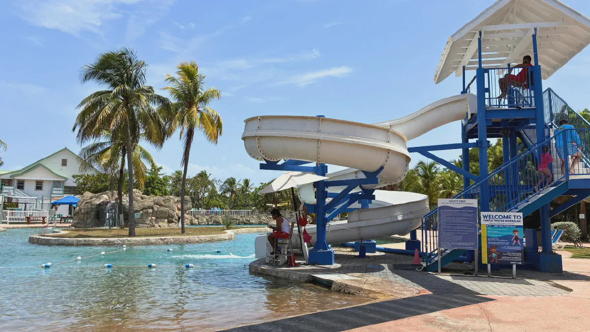 Cayman Turtle Centreの園内とプール