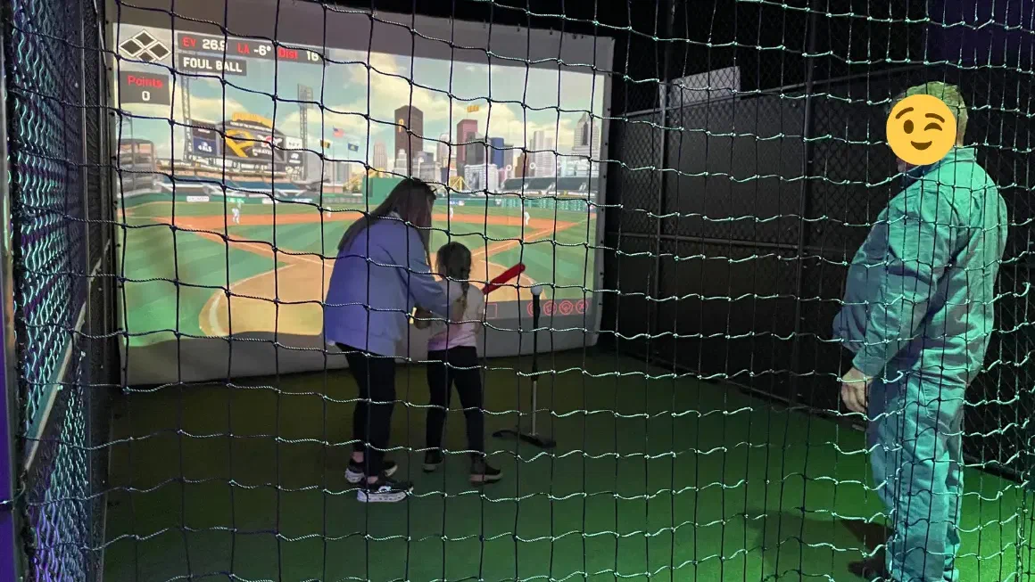 1階スポーツコーナーの野球体験展示