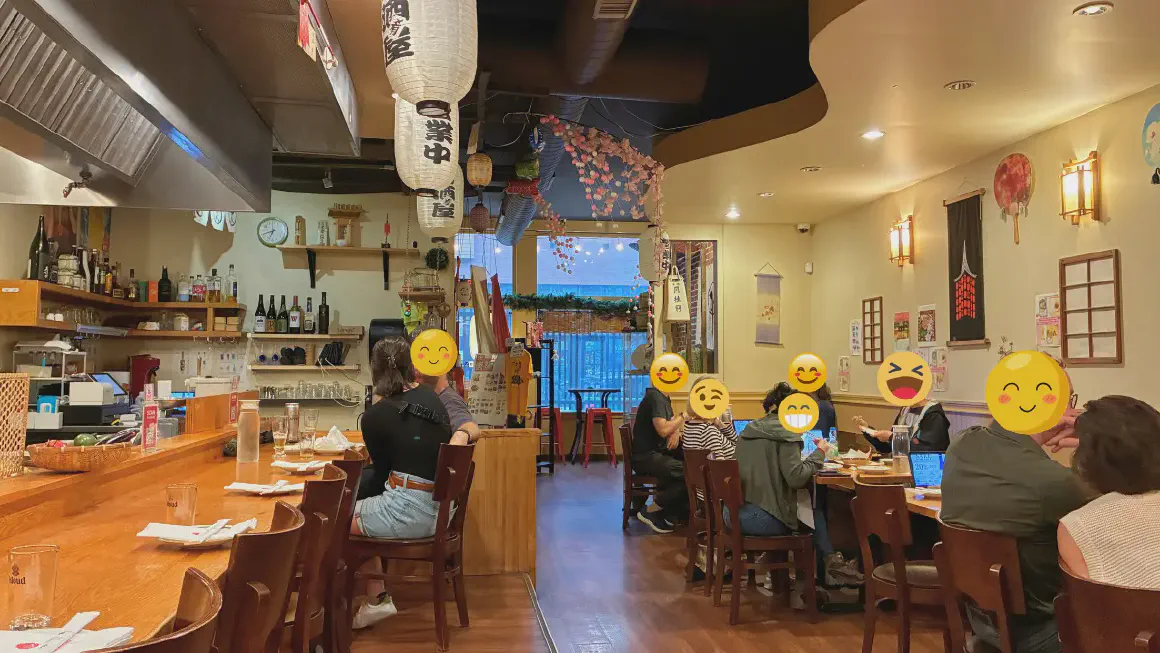 鉄板を囲むカウンター席