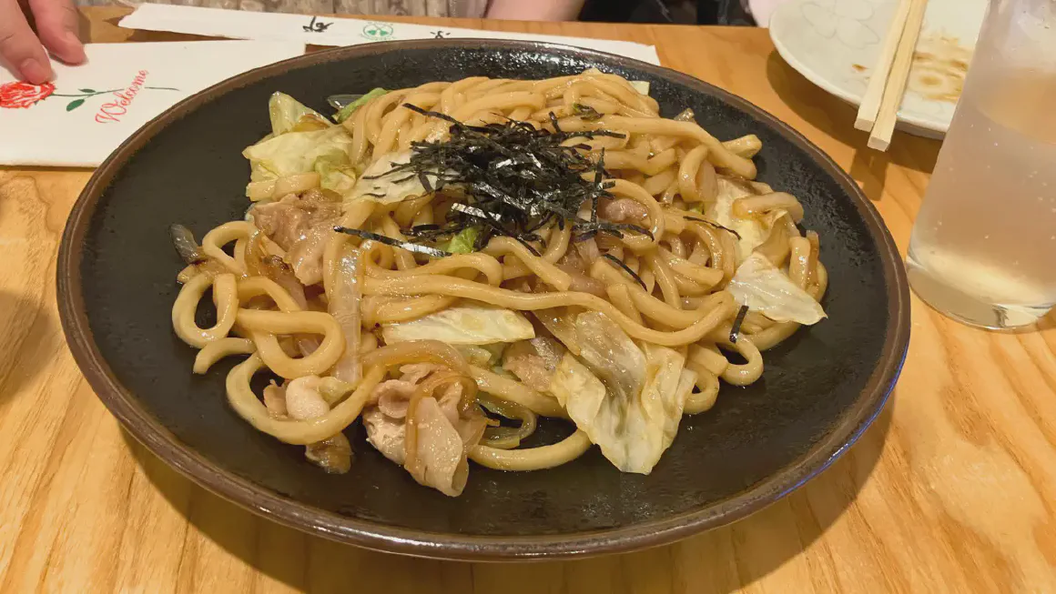 鉄板で仕上げた焼きうどん