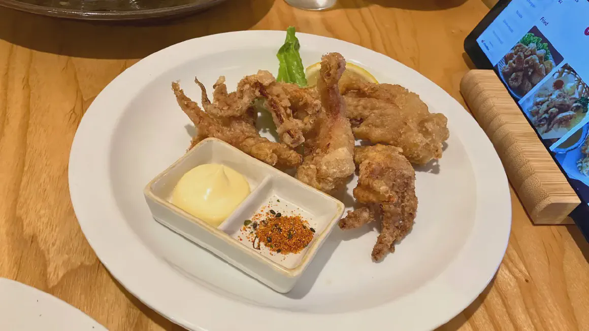 マヨネーズと七味を添えたげそ焼き