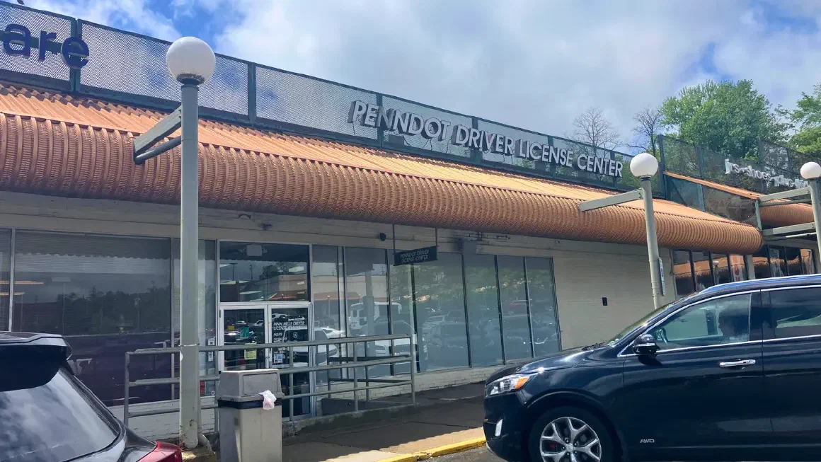 Penn HillsのPennDOT運転免許センターの外観