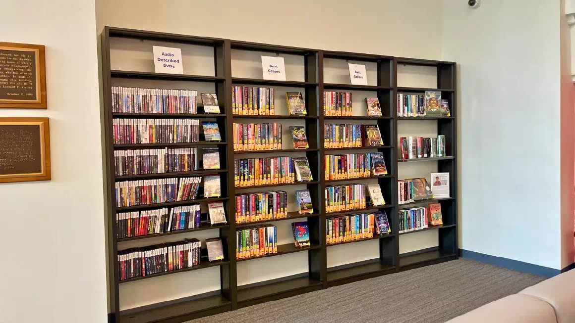 図書館のDVD・本の貸し出しコーナー