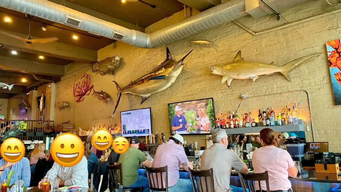 店内の大きな魚のモニュメント