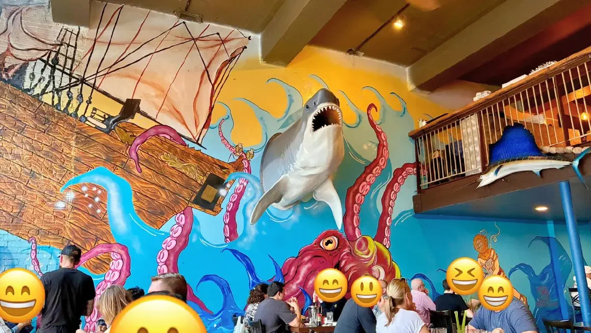 魚介類をモチーフにした店内の壁の装飾
