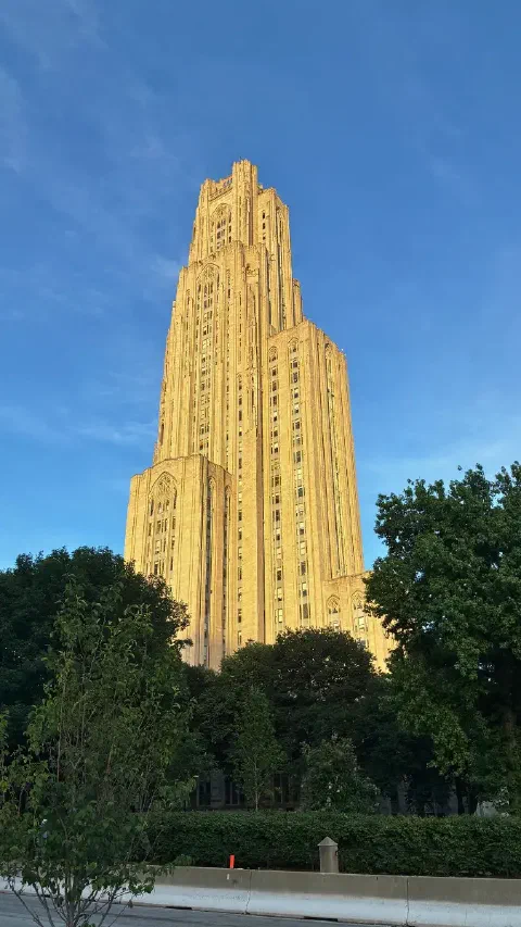 窓から見えるCathedral of Learning