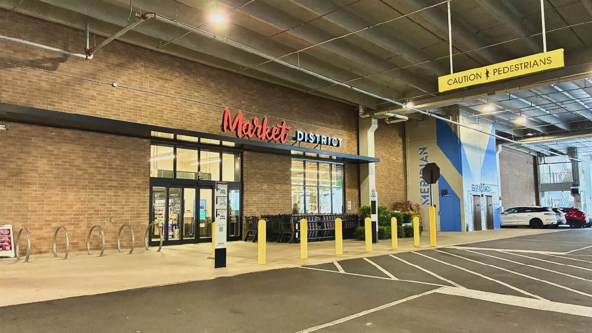 大型スーパー Market Districtの入り口