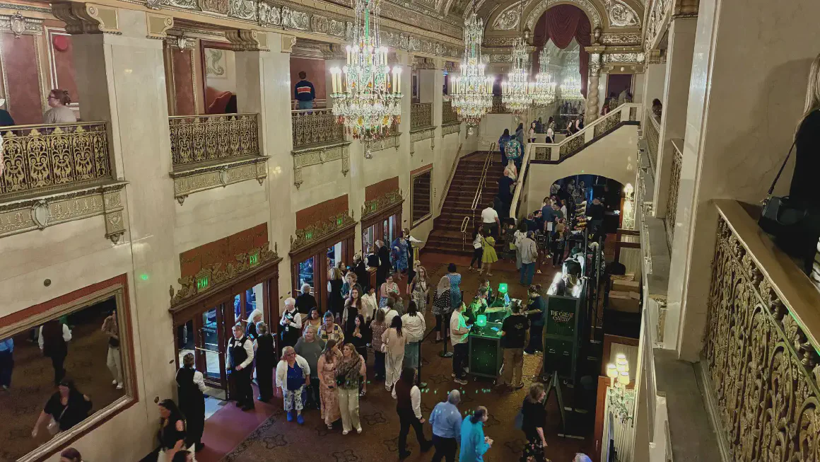 シャンデリアが飾られたBenedum Centerのロビー