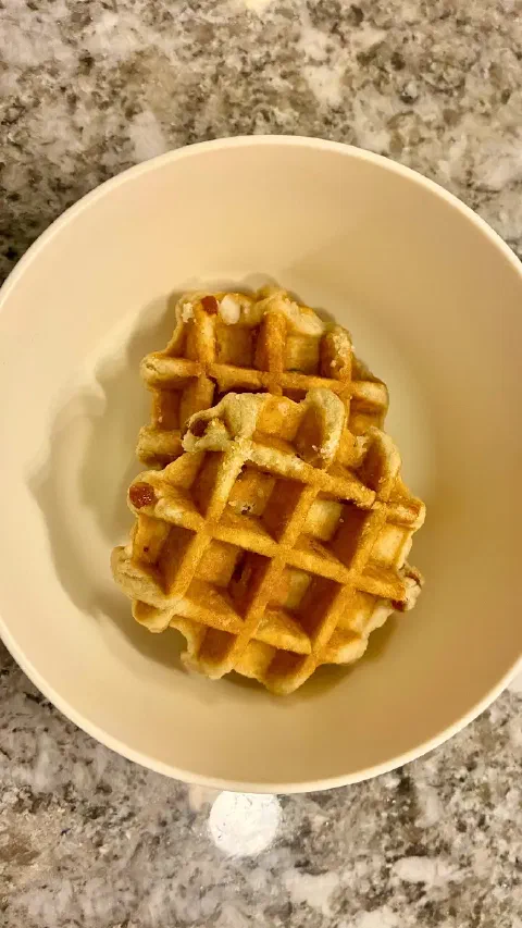 袋から出したStrawberry Brioche Liège Waffles