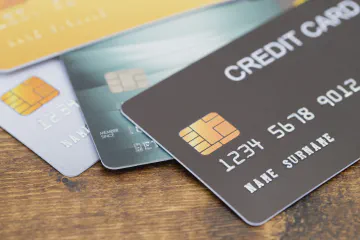 Credit or debit? と聞かれたら — 使い分けと安全性の違い