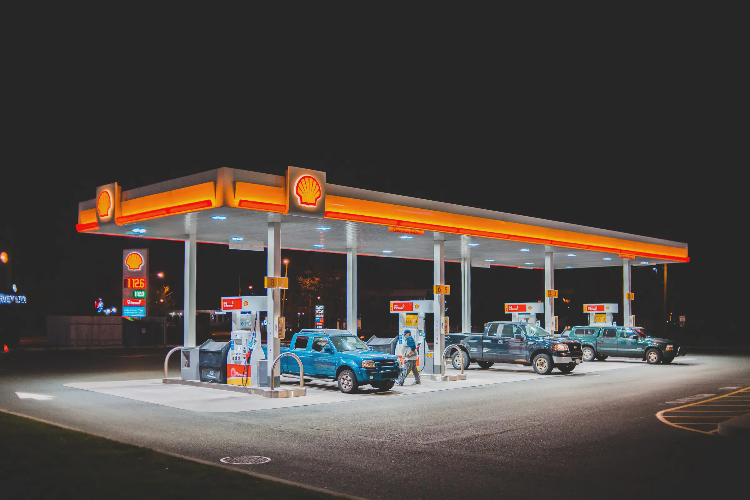 アメリカのガソリンスタンドの使い方 — セルフ給油の手順とグレードの違い