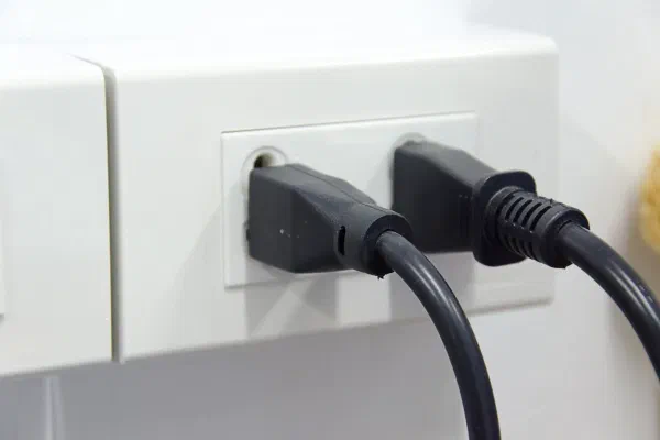 アメリカの電圧は120V — 日本の家電が使えない理由